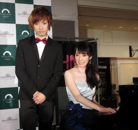 松井咲子（右）のピアノ演奏で熱唱したＵＭＩ☆ＫＵＵＮ＝東京・大崎