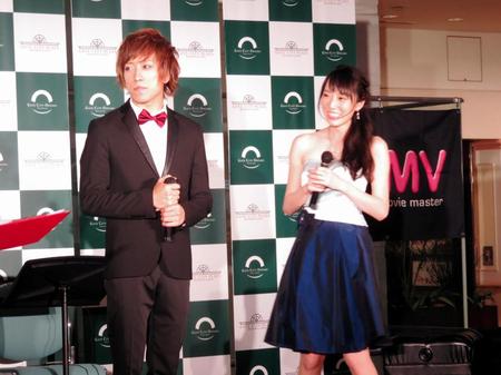 松井咲子（右）のピアノ演奏で熱唱したＵＭＩ☆ＫＵＵＮ＝東京・大崎