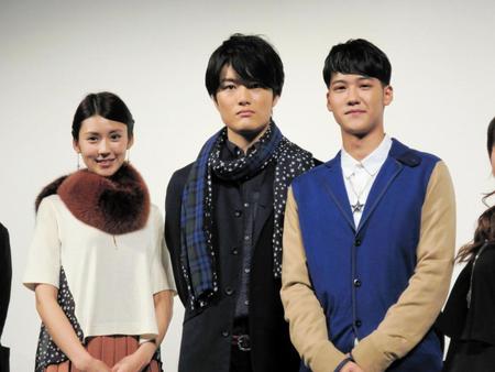 舞台あいさつを行った（左から）渡辺早織、入江甚儀、葉山奨之＝東京・汐留