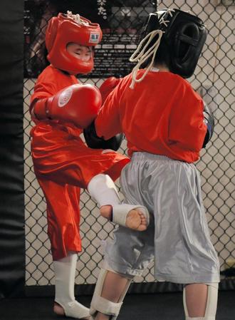 ねづっち戦の前座で、大嗣（右）と対戦するひな＝東京・立川コロッセオ（撮影・吉澤敬太）