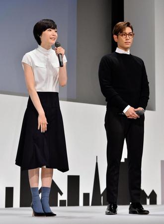 舞台あいさつをする上野樹里（左）とＴ．Ｏ．Ｐ　ｆｒｏｍ　ＢＩＧＢＡＮＧことチェ・スンヒョン＝東京・なかのＺＥＲＯ大ホール（撮影・園田高夫）