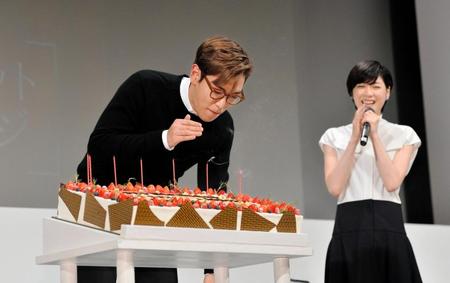 サプライズで贈られたケーキのロウソクを吹き消すチェ・スンヒョン（左）と笑顔の上野樹里＝東京・なかのＺＥＲＯ大ホール（撮影・園田高夫）