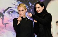 仲良く報道陣を指さすレイチェル・テイラー（左）とクリステン・リッター＝アンダーズ東京（撮影・園田高夫）