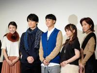 舞台あいさつを行った（左から）渡辺早織、入江甚儀、葉山奨之、塩ノ谷早耶香、桐嶋ノドカ＝東京・汐留