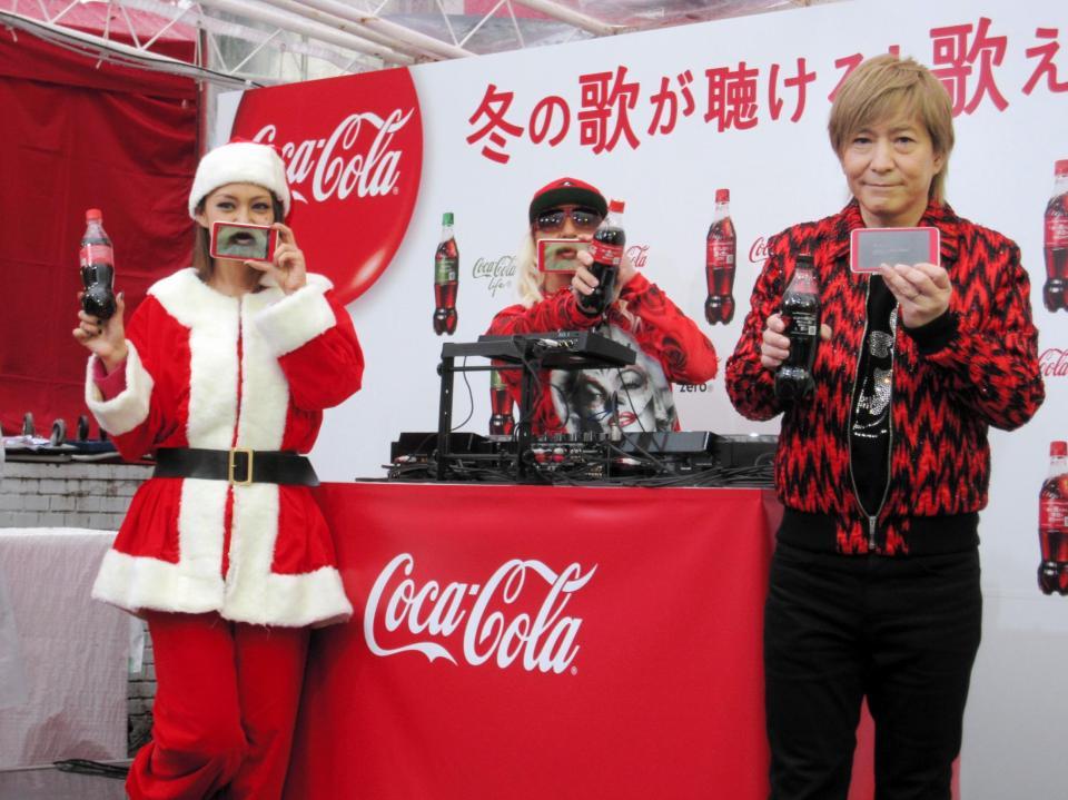 コカ・コーラウインターソングボトルキャンペーンオープニングイベントに登場した（左から）みかん、ＤＪ　ＫＯＯ、小室哲哉＝東京・新宿