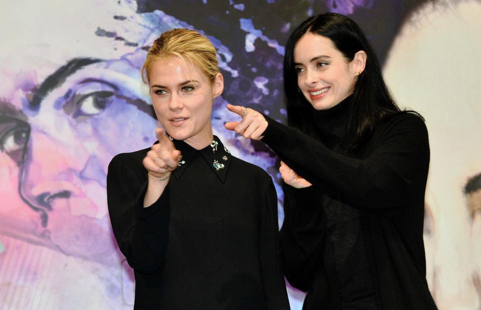 仲良く報道陣を指さすレイチェル・テイラー（左）とクリステン・リッター＝アンダーズ東京（撮影・園田高夫）