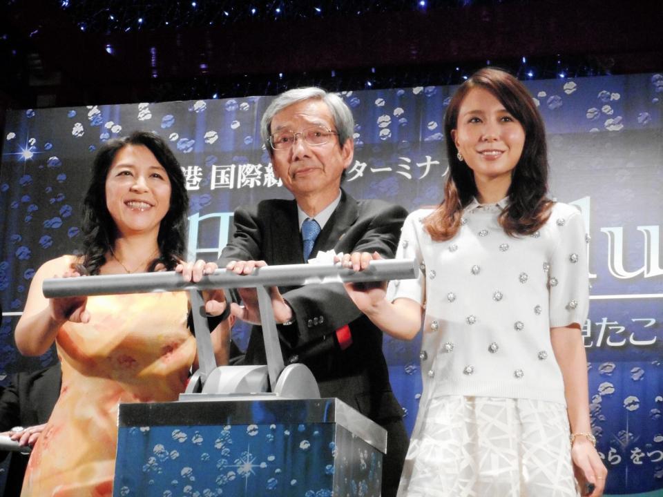 羽田空港国際線ターミナル点灯式に出した（右から）Ｍａｙ　Ｊ．、土井勝二東京国際空港ターミナル社長、小野リサ