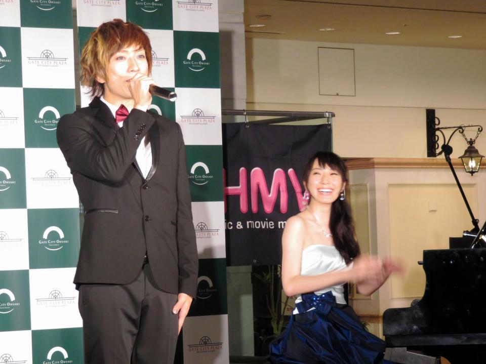 松井咲子（右）のピアノ演奏で熱唱するＵＭＩ☆ＫＵＵＮ＝東京・大崎