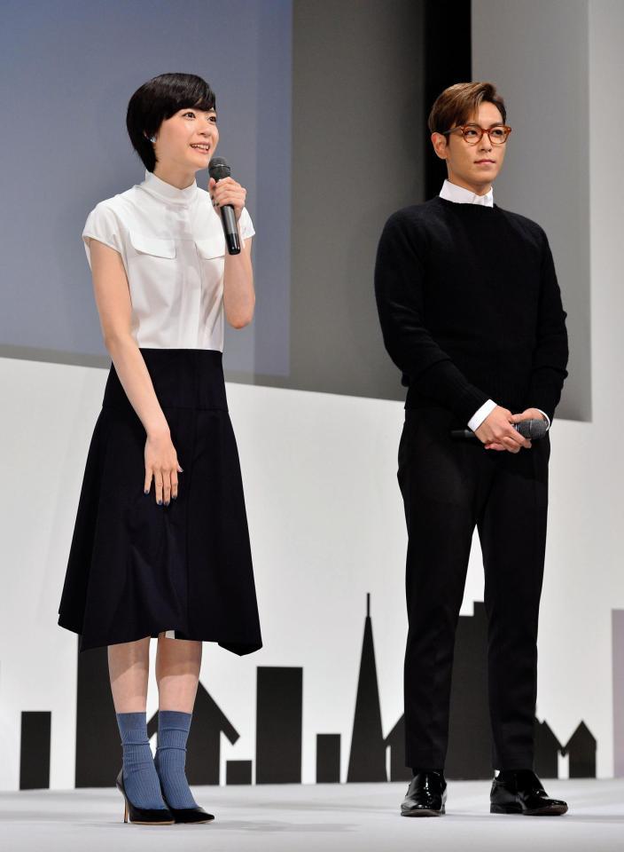 舞台あいさつをする上野樹里（左）とＴ．Ｏ．Ｐ　ｆｒｏｍ　ＢＩＧＢＡＮＧことチェ・スンヒョン＝東京・なかのＺＥＲＯ大ホール（撮影・園田高夫）