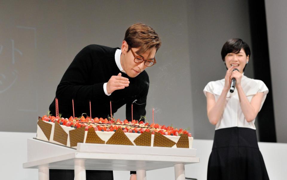 サプライズで贈られたケーキのロウソクを吹き消すチェ・スンヒョン（左）と笑顔の上野樹里＝東京・なかのＺＥＲＯ大ホール（撮影・園田高夫）