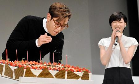 　サプライズで贈られたケーキのロウソクを吹き消すチェ・スンヒョン（左）と笑顔の上野樹里＝東京・なかのＺＥＲＯ大ホール（撮影・園田高夫）