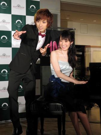 　松井咲子（右）のピアノ演奏で熱唱したＵＭＩ☆ＫＵＵＮ＝東京・大崎