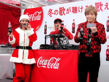 　「コカ・コーラ」ウィンターソングボトルキャンペーンオープニングイベントに登場した（左から）みかん、ＤＪ　ＫＯＯ、小室哲哉＝東京・新宿