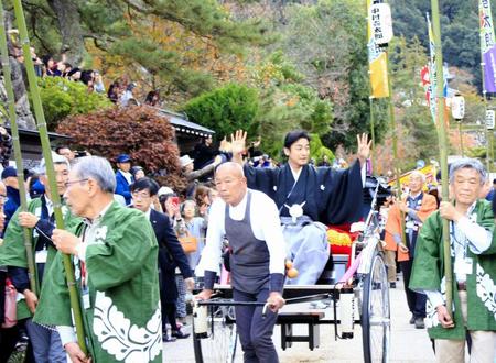 「永楽館歌舞伎公演」の開催を前に、恒例のお練りを行った片岡愛之助＝兵庫・出石