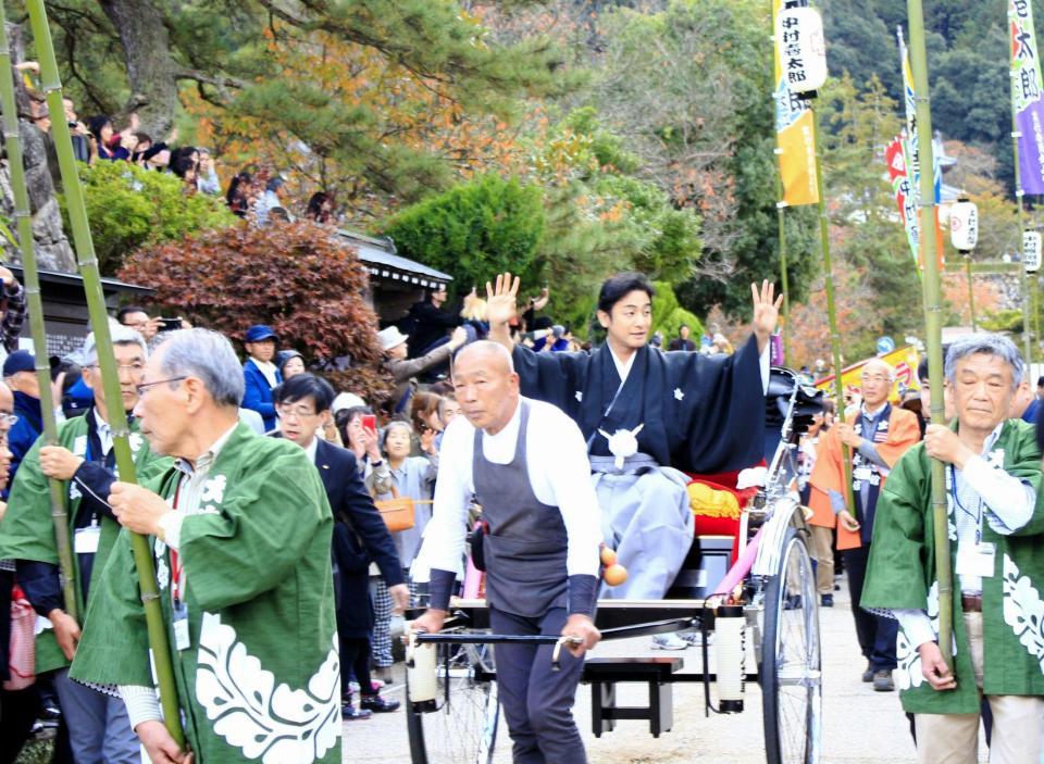 「永楽館歌舞伎公演」の開催を前に、恒例のお練りを行った片岡愛之助＝兵庫・出石