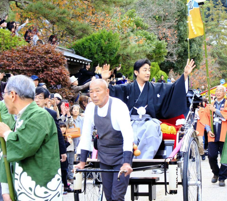 「永楽館歌舞伎公演」の開催を前に、恒例のお練りを行った片岡愛之助＝兵庫・出石