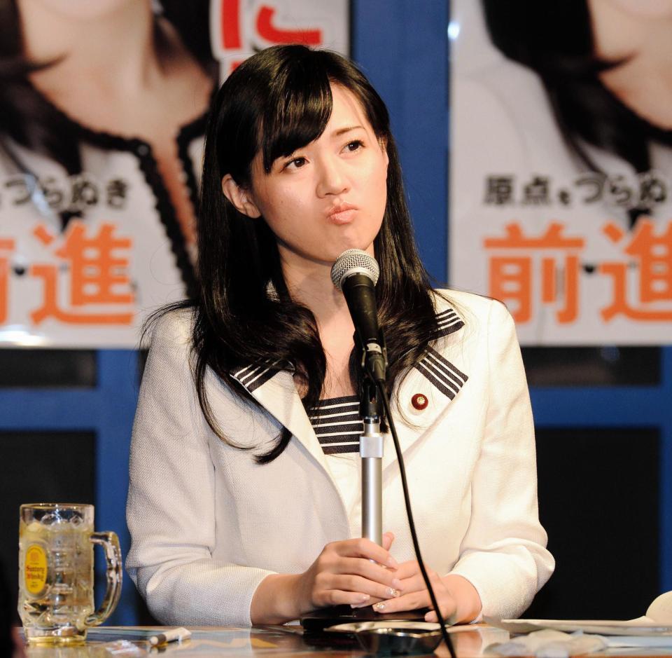 維新の会について語る上西小百合衆院議員（右）＝大阪市のロフトプラスワンウエスト（撮影・佐藤厚）