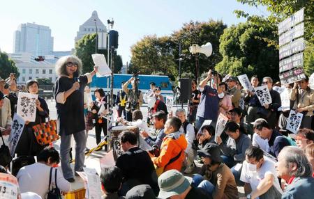 　国会前の集会で、安倍政権に抗議の声を上げる作家の落合恵子さん