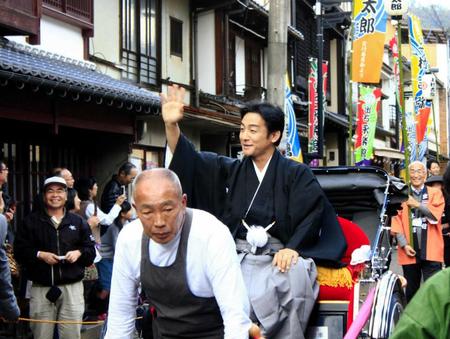 　「永楽館歌舞伎公演」の開催を前に、恒例のお練りを行った片岡愛之助＝兵庫・出石