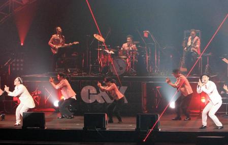 “五郎丸ダンス”を披露するＣ＆ＫのＣＬＩＥＶＹ（左端）とＫＥＥＮ（右端）＝東京・両国国技館