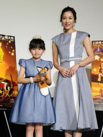 舞台あいさつに登壇した鈴木梨央（左）と瀬戸朝香＝大阪市北区の梅田ブルク７