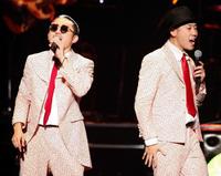 都内では自身初の１万人規模ライブを開催したＣ＆ＫのＣＬＩＥＶＹ（左）とＫＥＥＮ＝東京・両国国技館