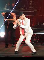 “五郎丸ダンス”を披露するＣ＆ＫのＫＥＥＮ＝東京・両国国技館