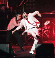 “五郎丸ダンス”後にラグビーボールを蹴るＣ＆ＫのＣＬＩＥＶＹ＝東京・両国国技館