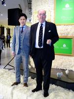 「キャンペーン・フォー・ウール　ウール・ウィークアンバサダー」に就任した尾上松也（左）＝東京・伊勢丹新宿店