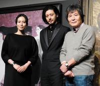 美大生とのティーチインを行った（左から）中谷美紀、オダギリジョー、小栗康平監督＝東京・飯田橋
