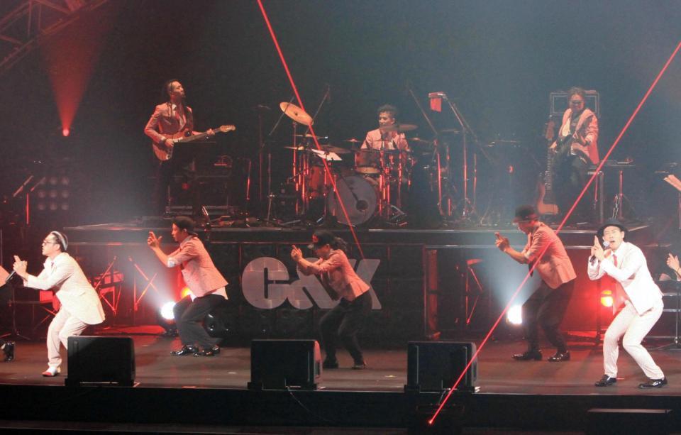 “五郎丸ダンス”を披露するＣ＆ＫのＣＬＩＥＶＹ（左端）とＫＥＥＮ（右端）＝東京・両国国技館