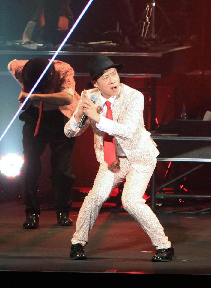 “五郎丸ダンス”を披露するＣ＆ＫのＫＥＥＮ＝東京・両国国技館