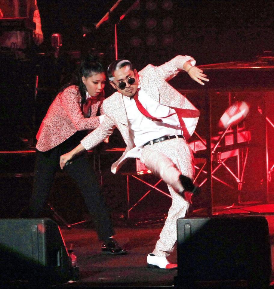 “五郎丸ダンス”後にラグビーボールを蹴るＣ＆ＫのＣＬＩＥＶＹ＝東京・両国国技館