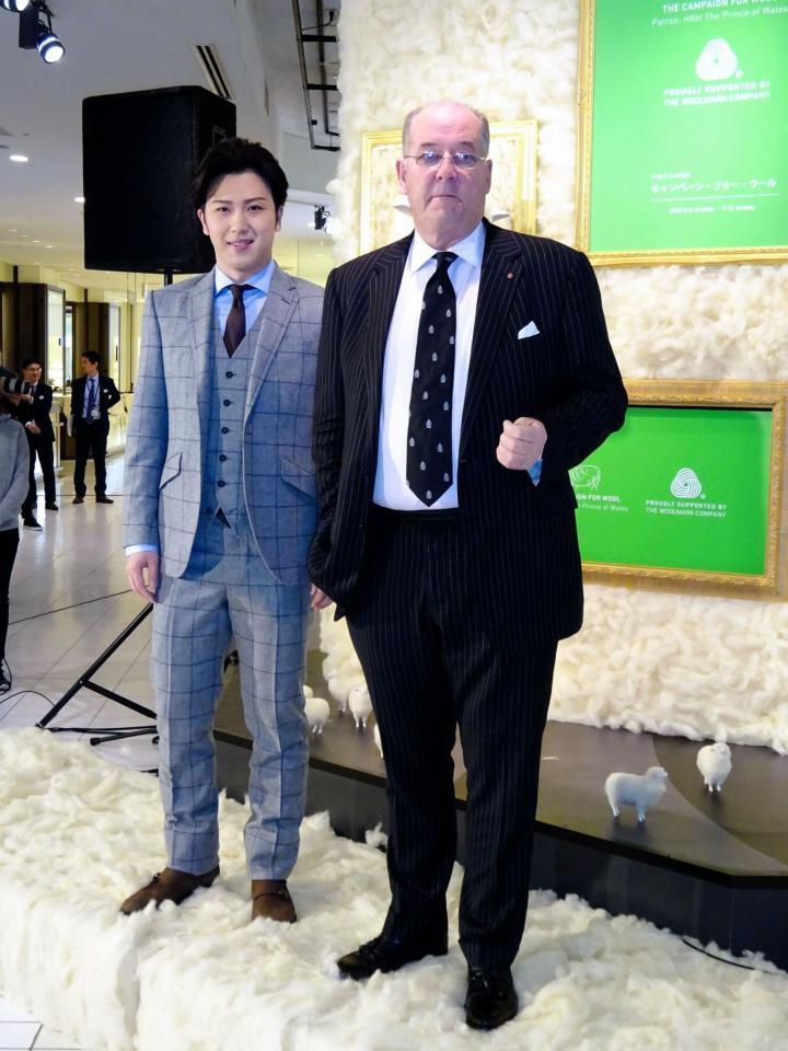 「キャンペーン・フォー・ウール　ウール・ウィークアンバサダー」に就任した尾上松也（左）＝東京・伊勢丹新宿店
