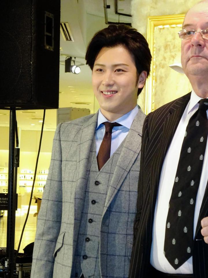 「キャンペーン・フォー・ウール　ウール・ウィークアンバサダー」に就任した尾上松也＝東京・伊勢丹新宿店