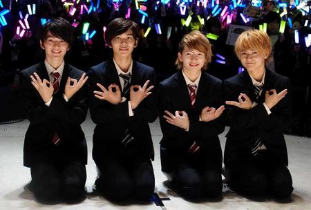 　恒例の決めポーズをするＤＩＳＨ／／。（左から）ＭＡＳＡＫＩ、ＴＡＫＵＭＩ、ＲＹＵＪＩ、Ｔｏ－ｉ＝ラゾーナ川崎