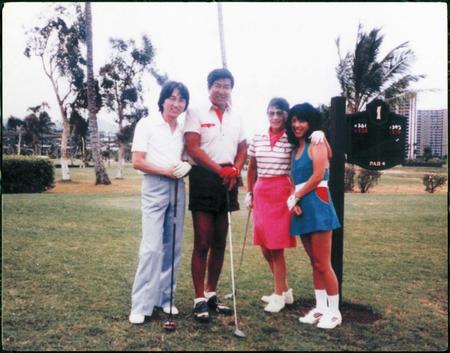 　１９８７年、「わが人生に悔いなし」のレコーディングのためハワイへ行き、石原裕次郎夫妻（中央）とゴルフを楽しんだ、なかにし礼夫妻＝米ハワイ・ホノルルインターナショナルカントリークラブ