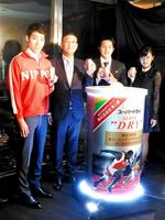 　カウントダウン点灯式に出席した（左から）萩野公介、アサヒビール東京２０２０オリンピック・パラリンピック本部長取締役兼執行役員の田中晃氏、瀬戸大也、小島瑠璃子