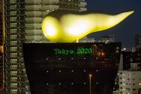 　「Ｔｏｋｙｏ２０２０」の文字が浮かび上がったアサヒビール本社ビル