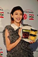 コンビニスイーツを堪能した山田優＝東京・表参道