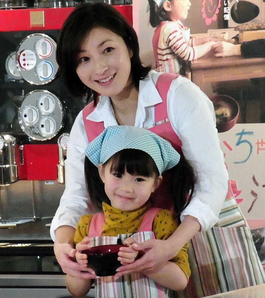 　映画で親子役だった赤松えみな（手前）とみそ汁作りした広末涼子＝東京・新宿