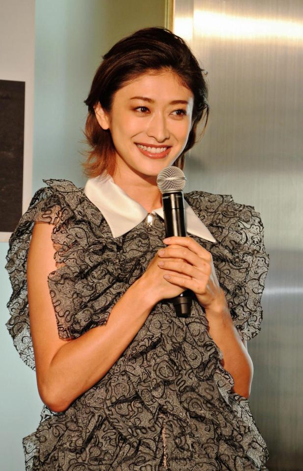 コンビニスイーツを堪能した山田優＝東京・表参道