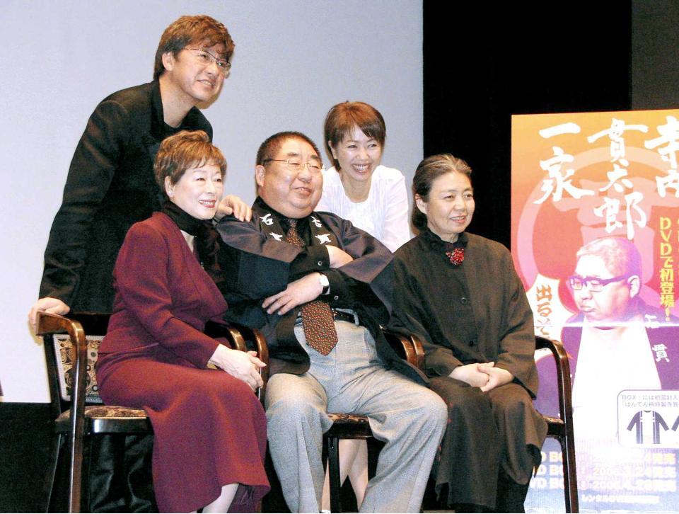 　「寺内貫太郎一家」に出演した（前列左から）加藤治子さん、小林亜星氏、樹木希林（後列左から）西城秀樹、浅田美代子＝０６年２月２２日撮影