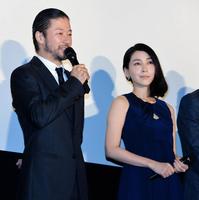 映画の初日舞台あいさつを行った浅野忠信（左）と麻生久美子＝東京・丸の内ピカデリー（撮影・村中拓久）