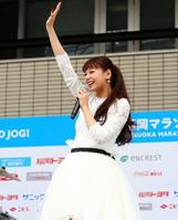 「福岡マラソン」のイメージソングを熱唱、ファンに手を振る西内まりや＝福岡市内