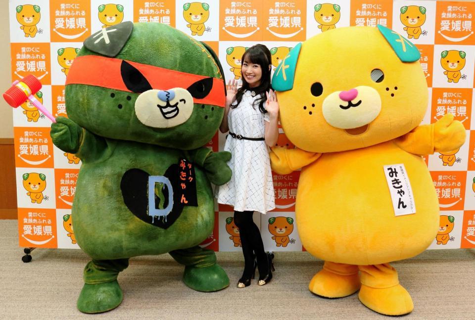 ゆるきゃらグランプリ優勝を目指す「みきゃん」（右）を激励した水樹奈々（中）。左は敵キャラのダークみきゃん＝東京・平河町の都道府県会館