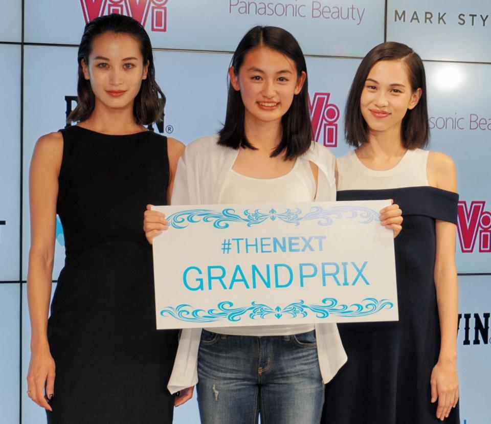 グランプリを獲得した八木莉可子さん（中央）。右は水原希子、左は黒田エイミ