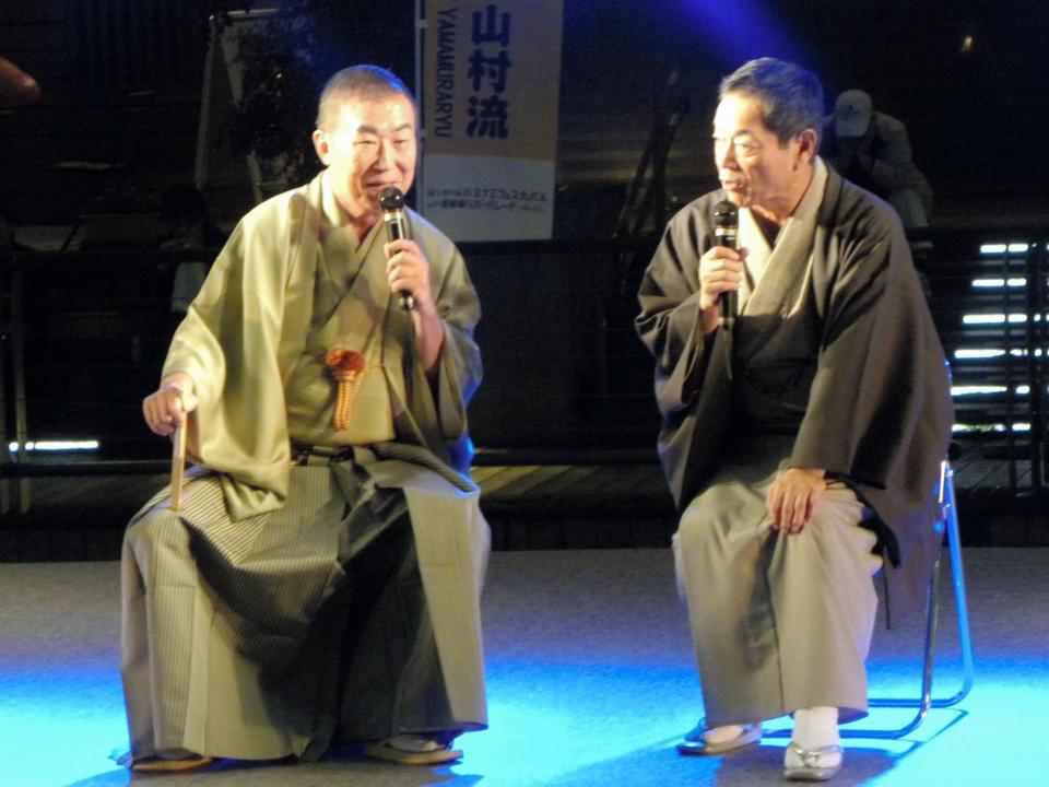 トークショーを行った桂文枝（左）と月亭八方＝大阪・道頓堀
