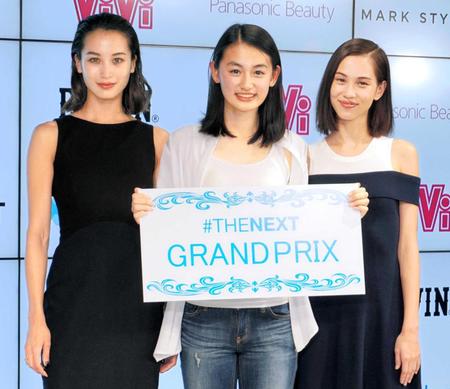 グランプリの八木莉可子さん（中央）。右は水原希子、左は黒田エイミ＝東京・赤坂