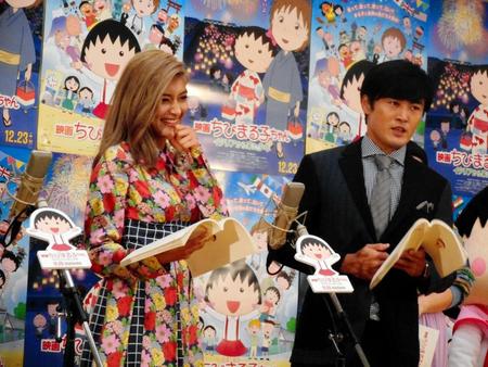 映画「ちびまる子ちゃん　イタリアから来た少年」の公開アフレコを行った（左から）ローラ、劇団ひとり＝東京・西早稲田のアバコクリエイティブスタジオ